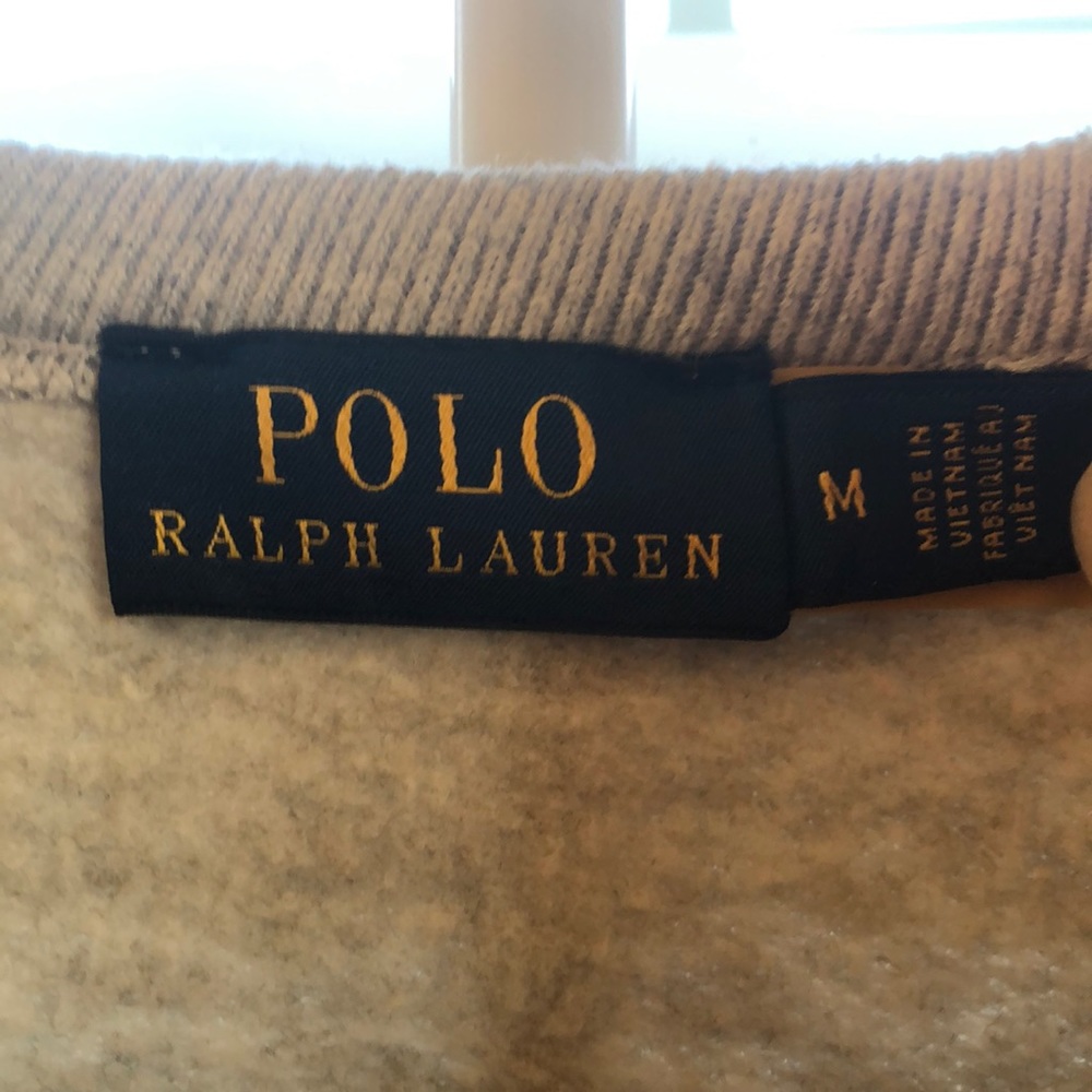 Rare find bear w USA flag. Polo Grey Bear sweatshirt. Medium. Like new.